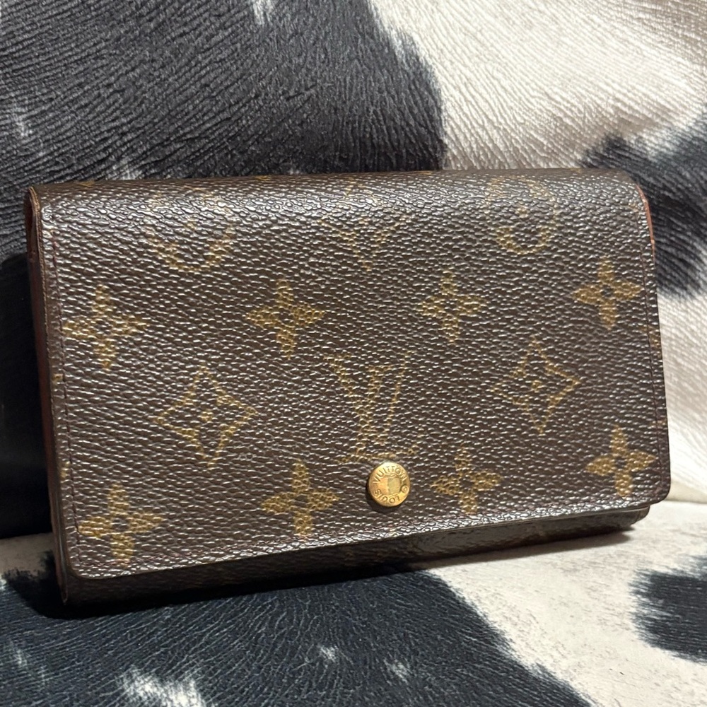 Louis Vuitton CA0041 Monogram Medium Wallet

snap button is loose